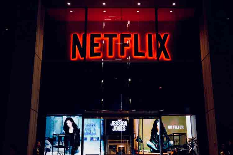 Netflix agregaría anuncios en medio de transmisiones de series o películas